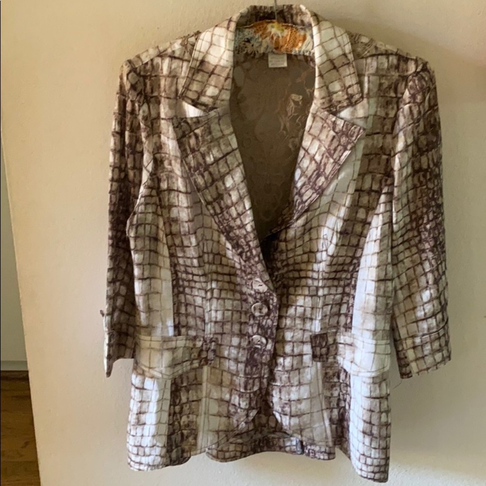 Jacket with la e back detail